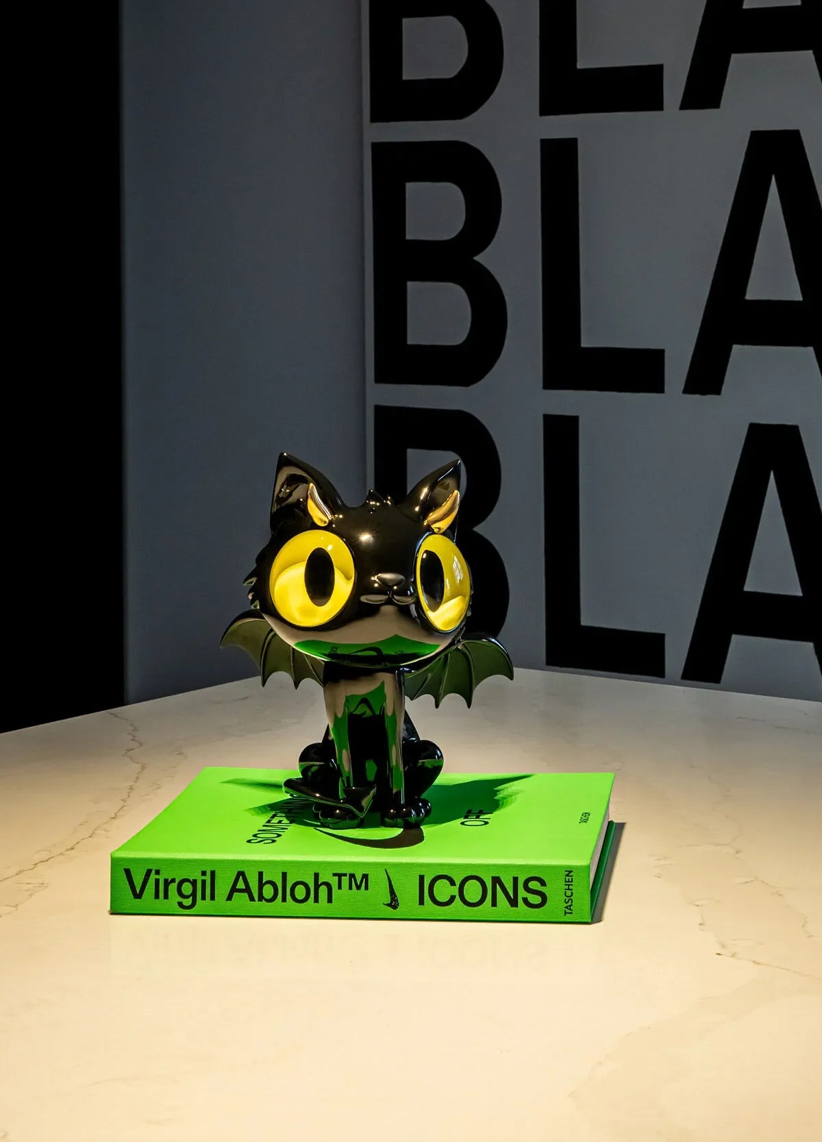 Little Devil Cat - Sculpture de Javier Calleja
