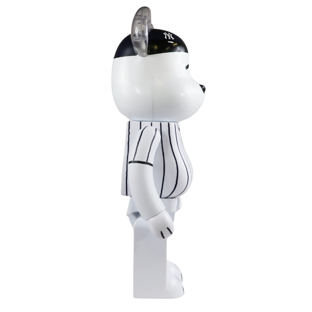 1000% MLB x Peanuts Bearbrick Snoopy (New York Yankees)
